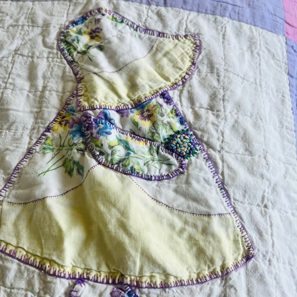 VINTAGE/ANTIQUE Handmade Quilt SUNBONNET SUE Pastel Hues Cotton Cottage Shabby
